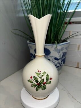 Vintage LENOX Holiday Dimension High Bulbous Bud Vase Christmas Holly Gold Trim